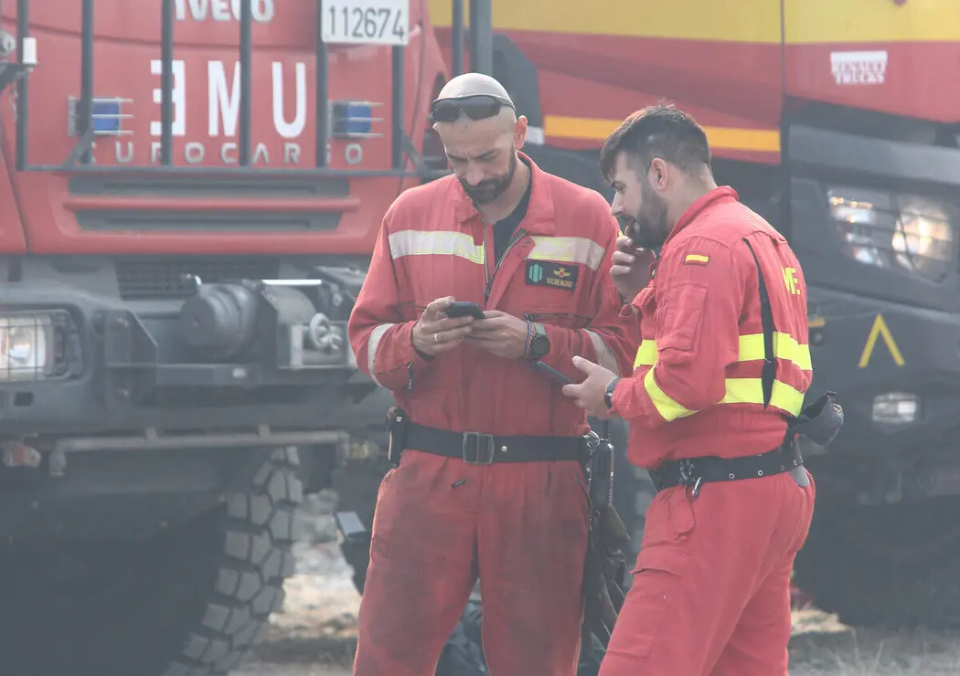 Dispositivo de la UME desplazado al incendio que afecta a los municipios de Oencia y Corullón (León)