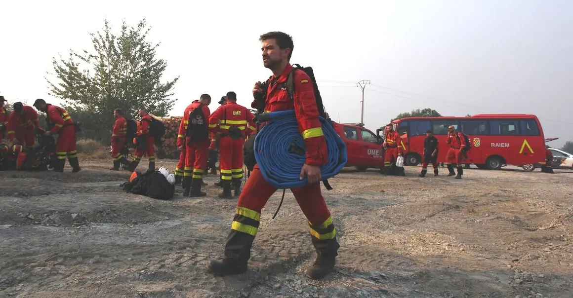 Dispositivo de la UME desplazado al incendio que afecta a los municipios de Oencia y Corullón (León)