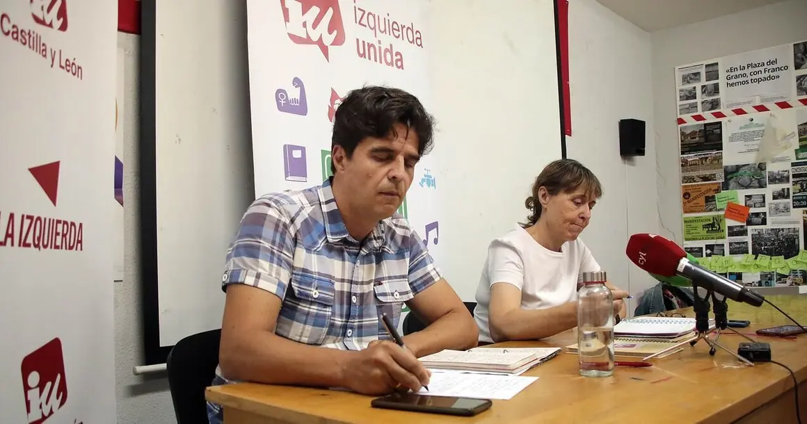 El coordinador de Izquierda Unida en Castilla y León, Juan Gascón, visita León con motivo de la grave ola de incendios que recorre la Comunidad