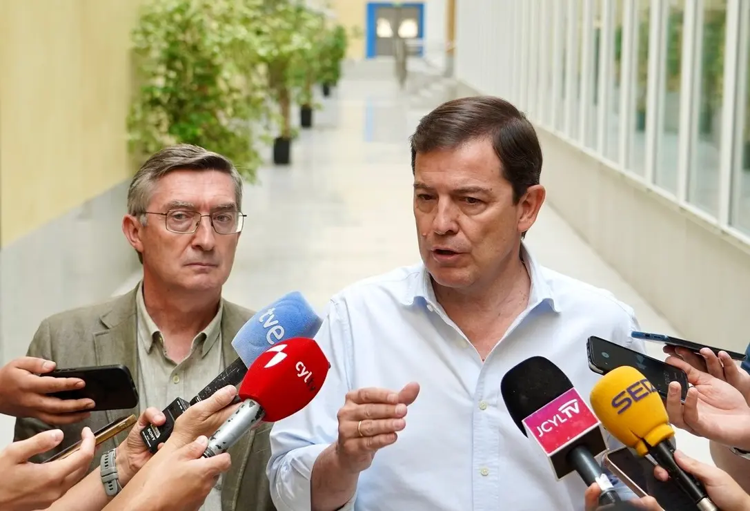 El presidente de la Junta de Castilla y León, Alfonso Fernández Mañueco, atiende a los medios tras visitar el Centro Autonómico de Mando.
