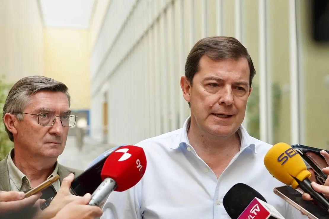 El presidente de la Junta de Castilla y León, Alfonso Fernández Mañueco, atiende a los medios tras visitar el Centro Autonómico de Mando.