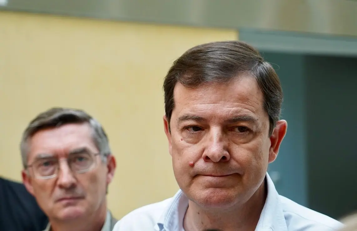El presidente de la Junta de Castilla y León, Alfonso Fernández Mañueco, atiende a los medios tras visitar el Centro Autonómico de Mando.