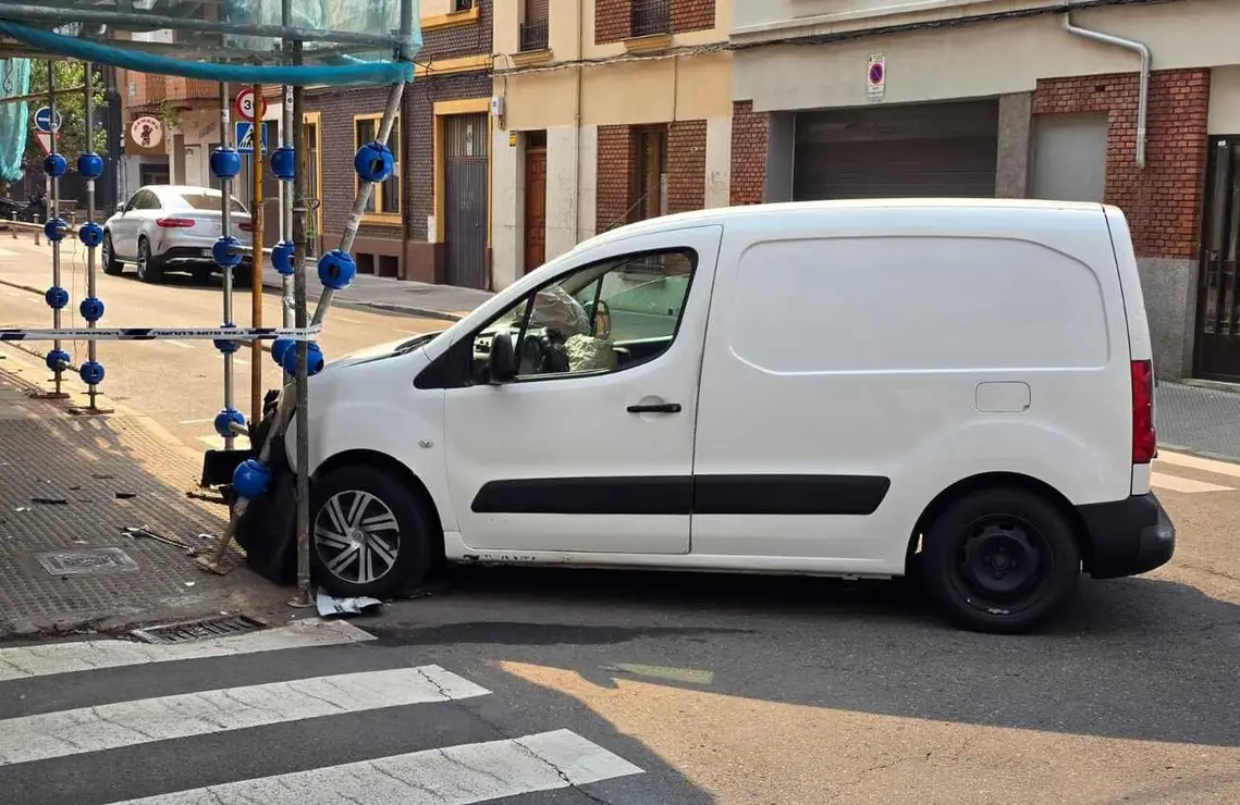 Un aparatoso accidente en la calle 24 de abril de León ha tenido lugar a primera hora de este martes cuando un turismo terminó incrustado en el andamiaje colocado en la fachada de un inmueble en obras.