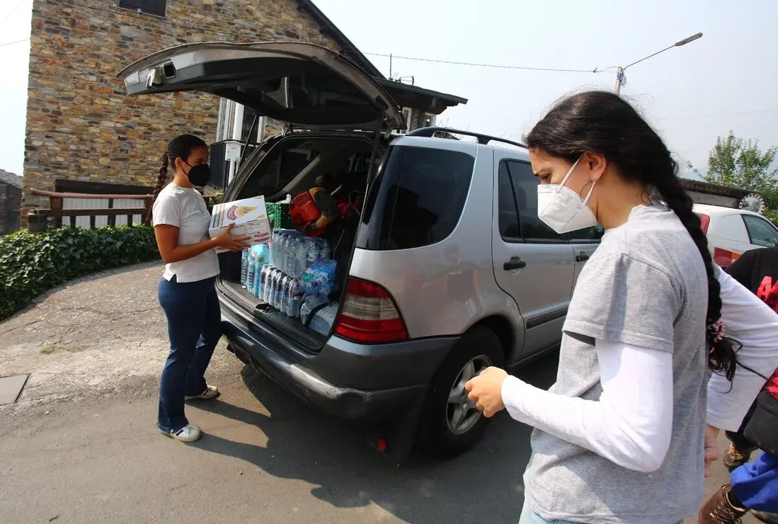 colectivo formado por más de una quincena de personas procedentes del Mercado de Abastos de Ponferrada, han decidido desplazarse a Oencia en un total de siete coches para “repartir agua, medicamentos y comida”