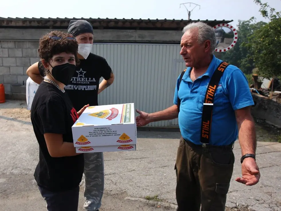 colectivo formado por más de una quincena de personas procedentes del Mercado de Abastos de Ponferrada, han decidido desplazarse a Oencia en un total de siete coches para “repartir agua, medicamentos y comida”