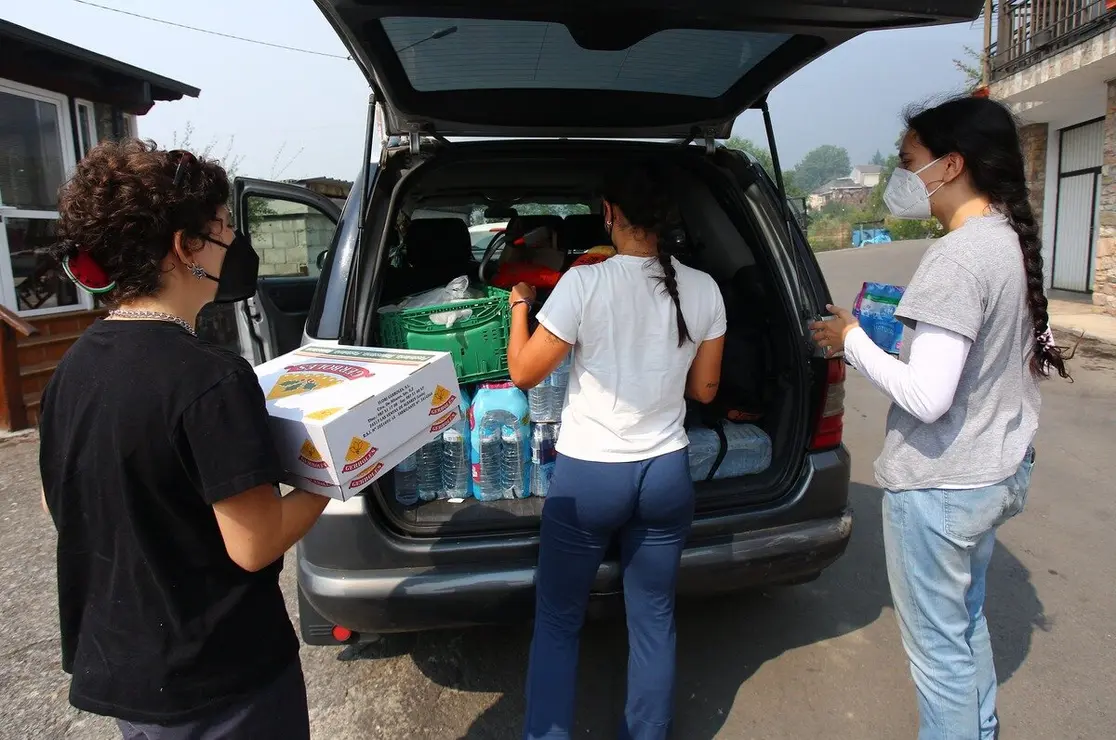colectivo formado por más de una quincena de personas procedentes del Mercado de Abastos de Ponferrada, han decidido desplazarse a Oencia en un total de siete coches para “repartir agua, medicamentos y comida”