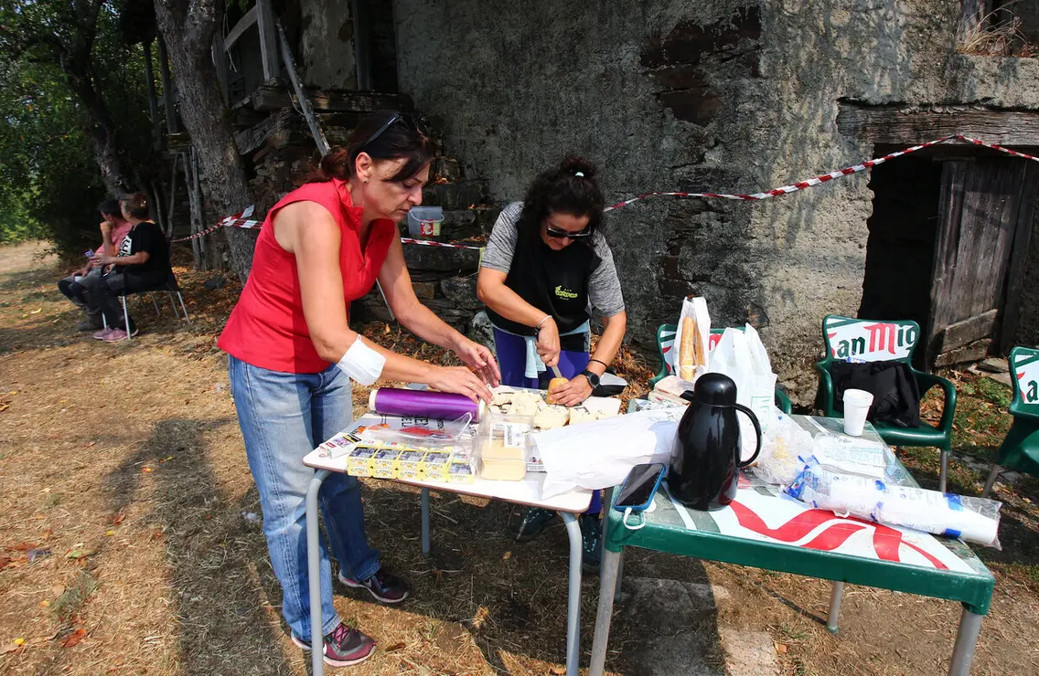 Vecinas y vecinos de Oencia (León), colaboran para el abastecimiento de víveres del personal contraincendios