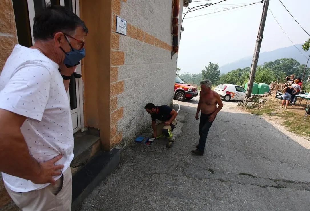 Vecinas y vecinos de Oencia (León), colaboran para el abastecimiento de víveres del personal contraincendios
