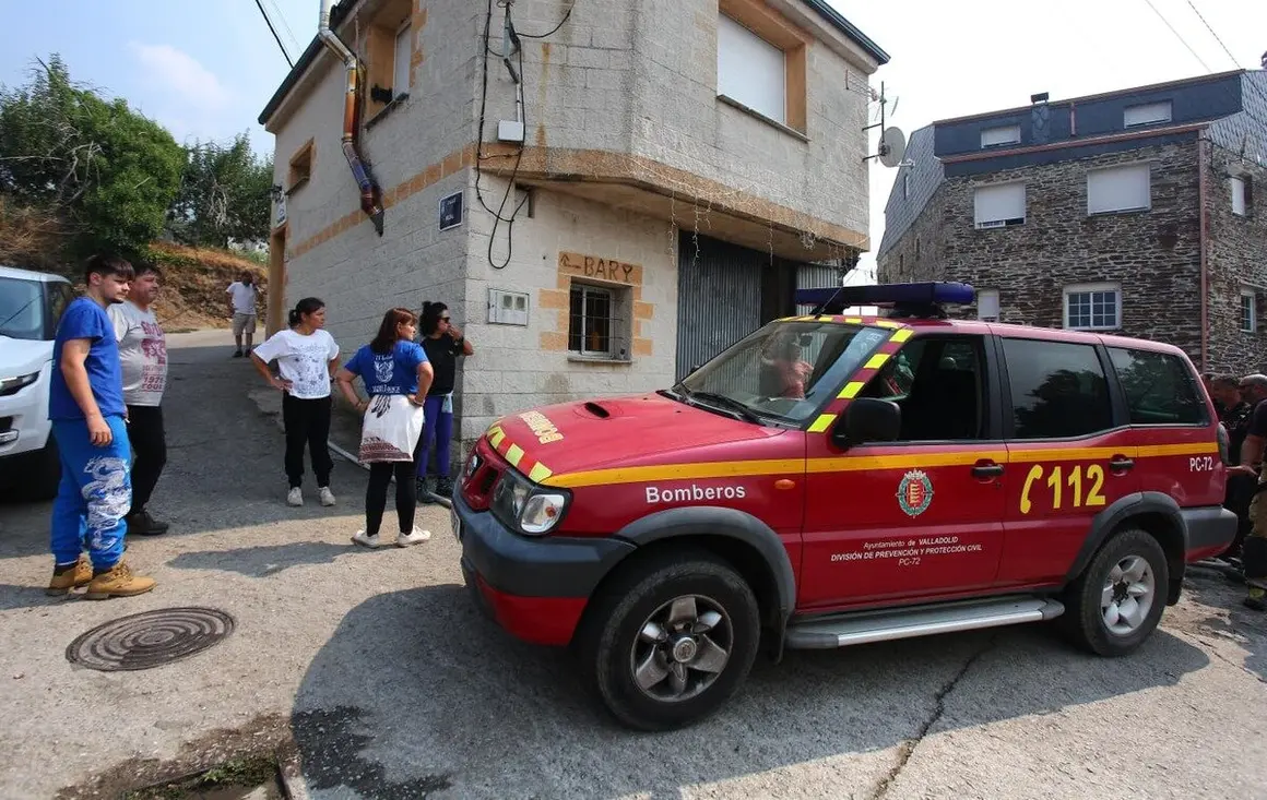 Bomberos de Valladolid, Soria y Francia, y efectivos de la UME en Oencia