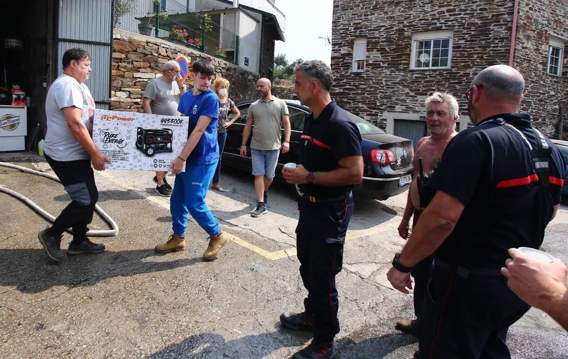 Bomberos de Valladolid, Soria y Francia, y efectivos de la UME en Oencia