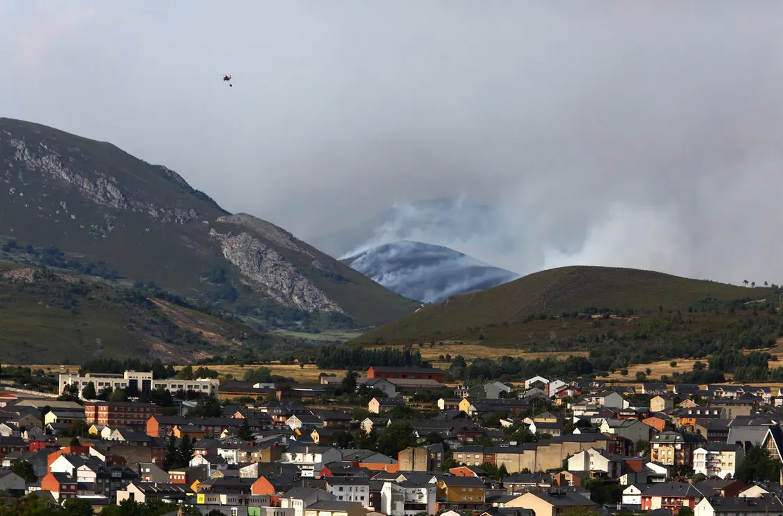 El incendio de Anllares (León), afecta al Valle de Fornela