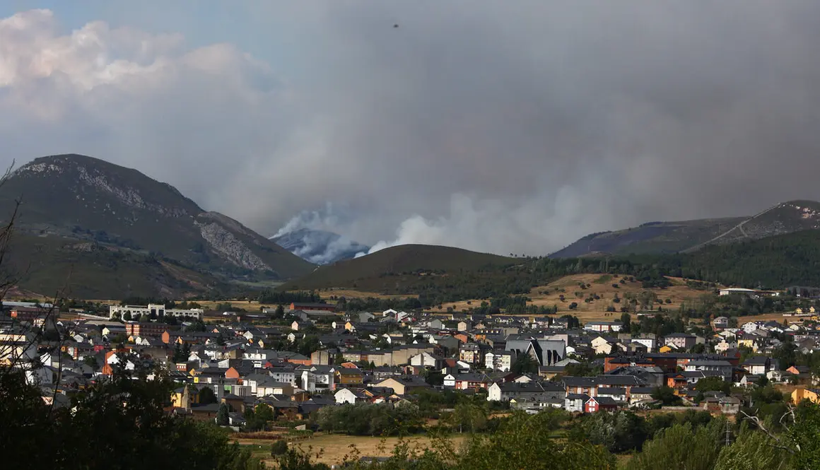 El incendio de Anllares (León), afecta al Valle de Fornela