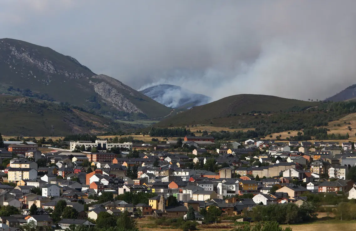 El incendio de Anllares (León), afecta al Valle de Fornela