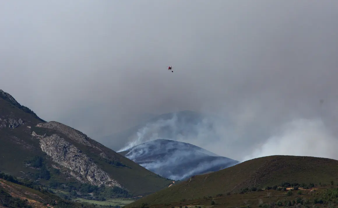 El incendio de Anllares del Sil que afecta al Valle de Fornela. Foto: César Hornija.