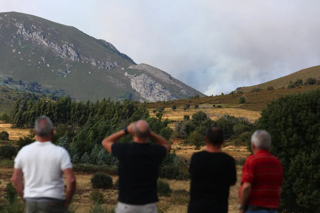 El incendio de Anllares (León), que afecta al Valle de Fornela