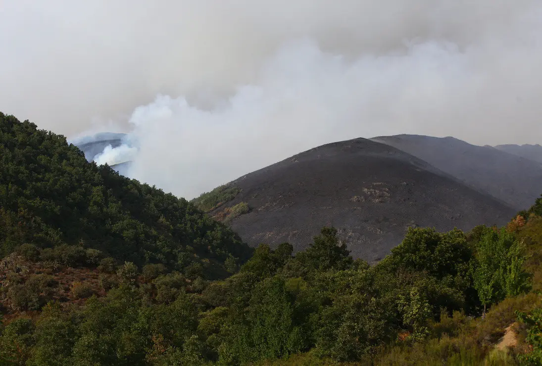 El incendio de Anllares (León), que afecta al Valle de Fornela