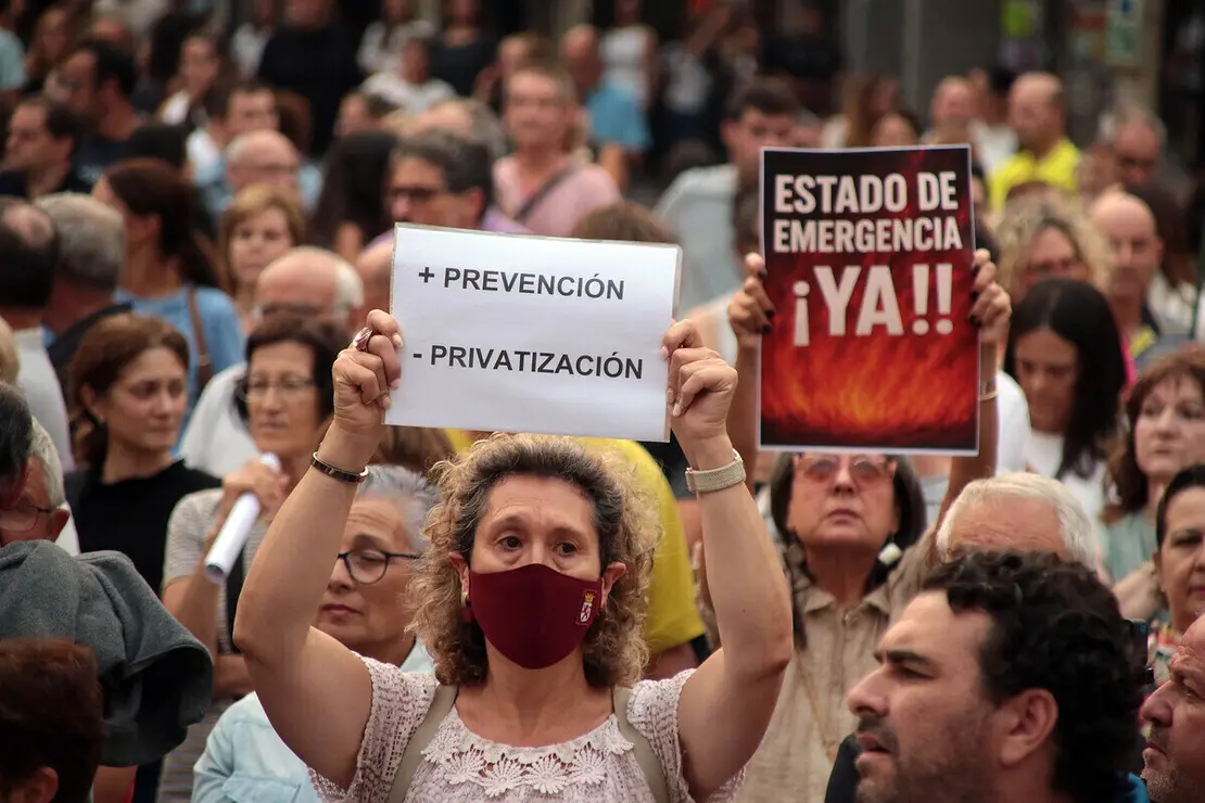 La Plaza Mayor de La Bañeza acoge una concentración ciudadana para reclamar el nivel 3 de emergencia por los incendios de la provincia
