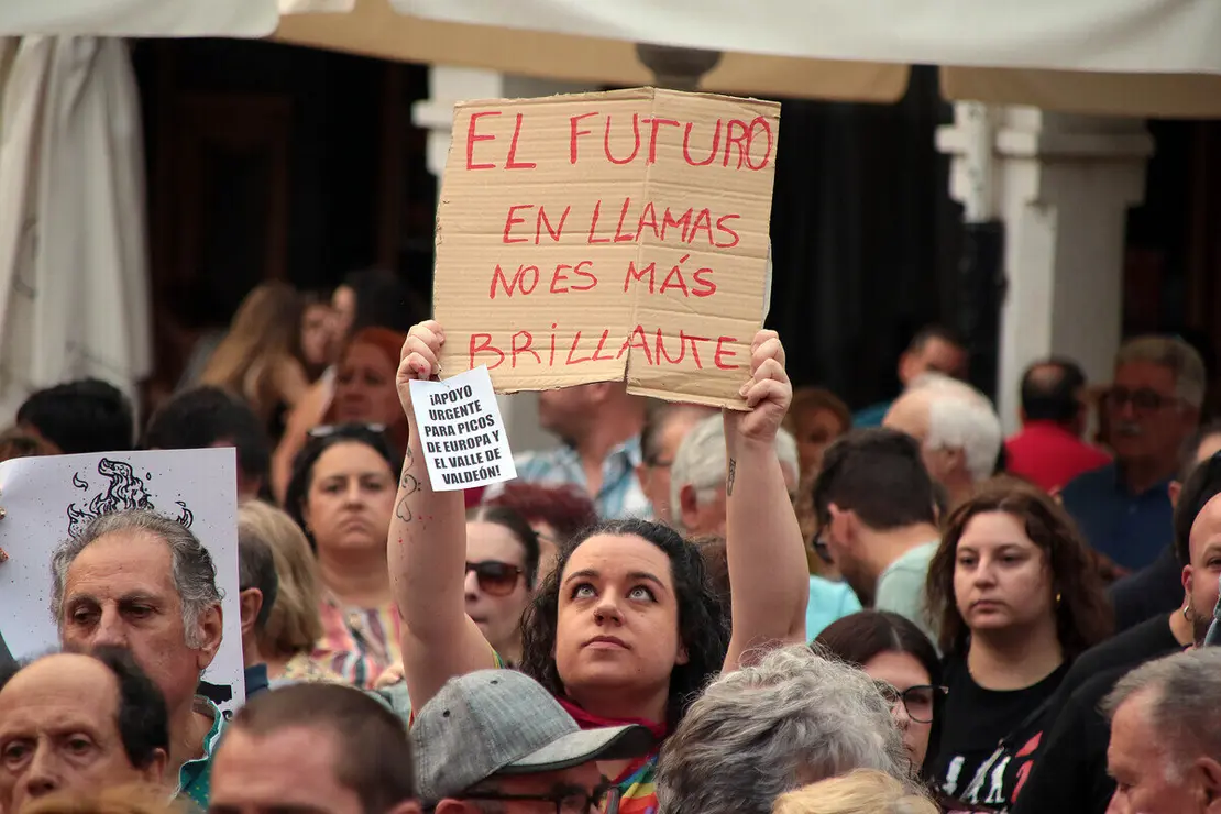 La Plaza Mayor de La Bañeza acoge una concentración ciudadana para reclamar el nivel 3 de emergencia por los incendios de la provincia