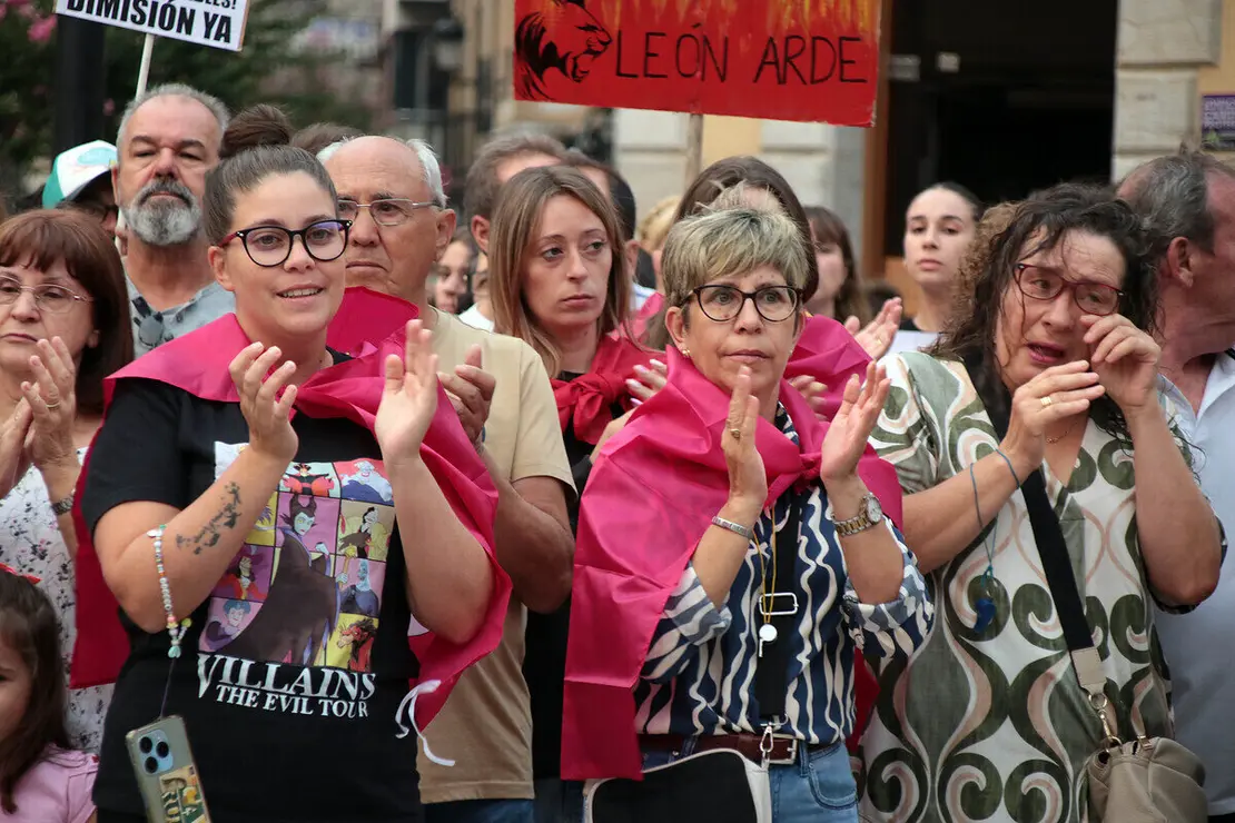 La Plaza Mayor de La Bañeza acoge una concentración ciudadana para reclamar el nivel 3 de emergencia por los incendios de la provincia