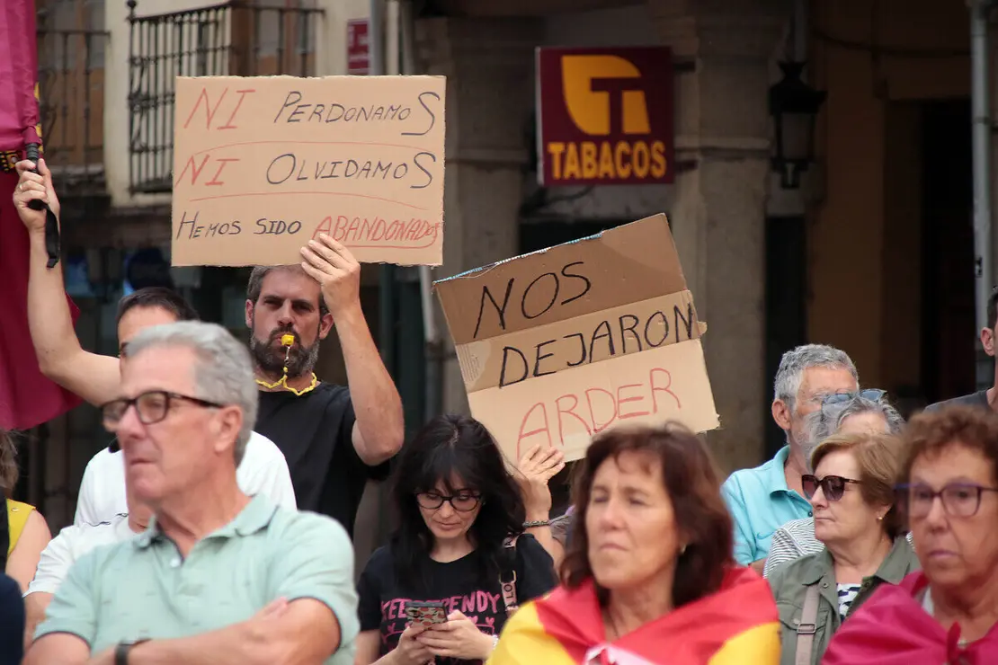 La Plaza Mayor de La Bañeza acoge una concentración ciudadana para reclamar el nivel 3 de emergencia por los incendios de la provincia