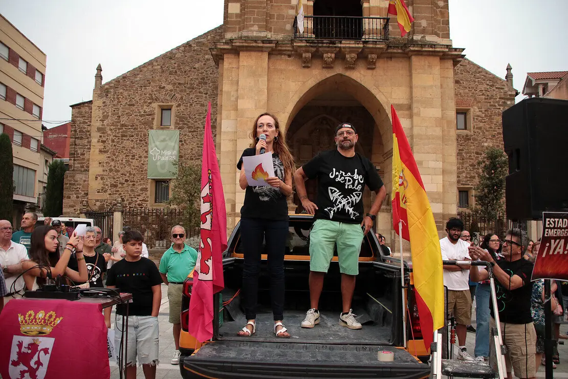 La Plaza Mayor de La Bañeza acoge una concentración ciudadana para reclamar el nivel 3 de emergencia por los incendios de la provincia