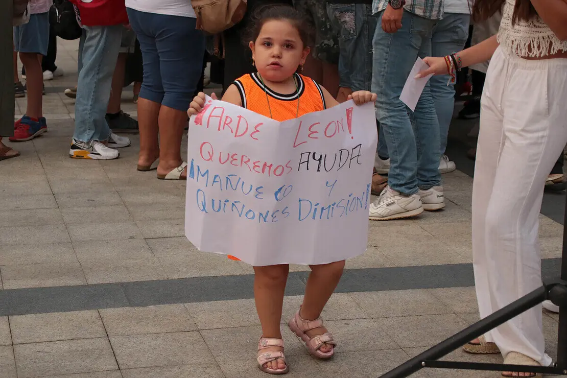 La Plaza Mayor de La Bañeza acoge una concentración ciudadana para reclamar el nivel 3 de emergencia por los incendios de la provincia