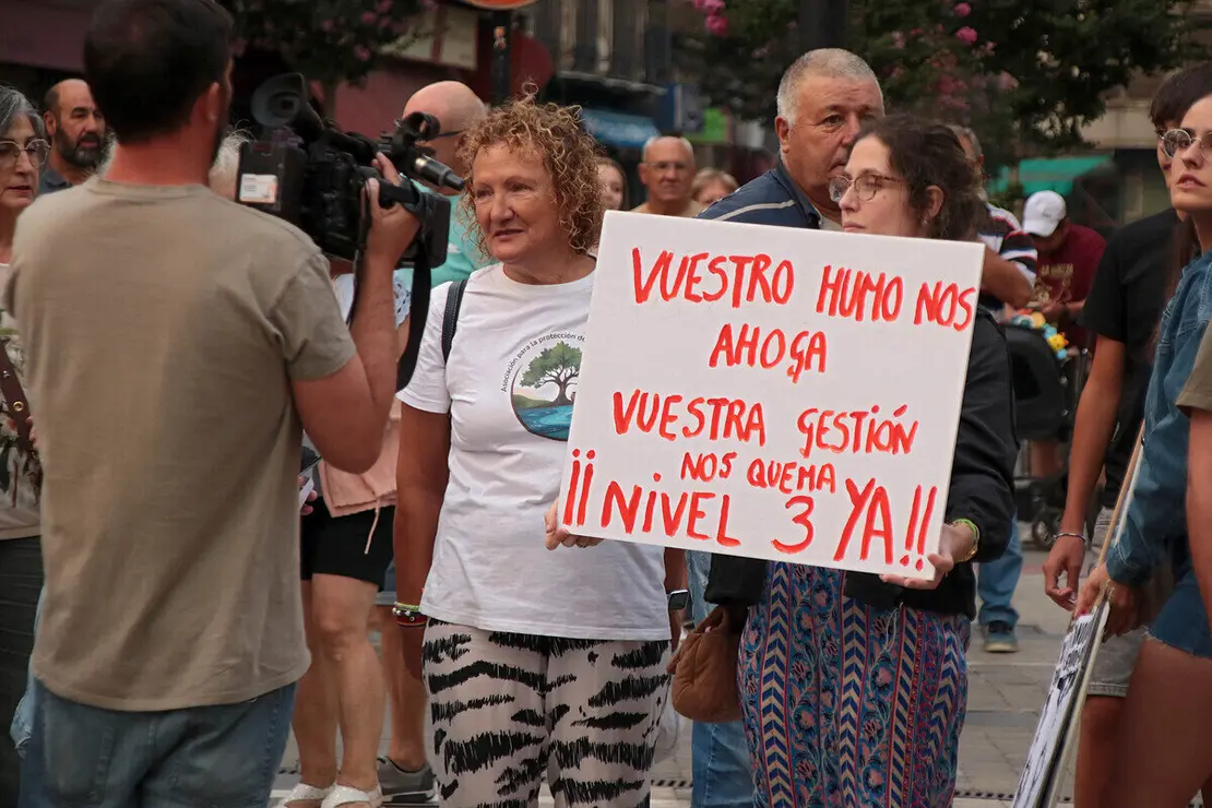 La Plaza Mayor de La Bañeza acoge una concentración ciudadana para reclamar el nivel 3 de emergencia por los incendios de la provincia