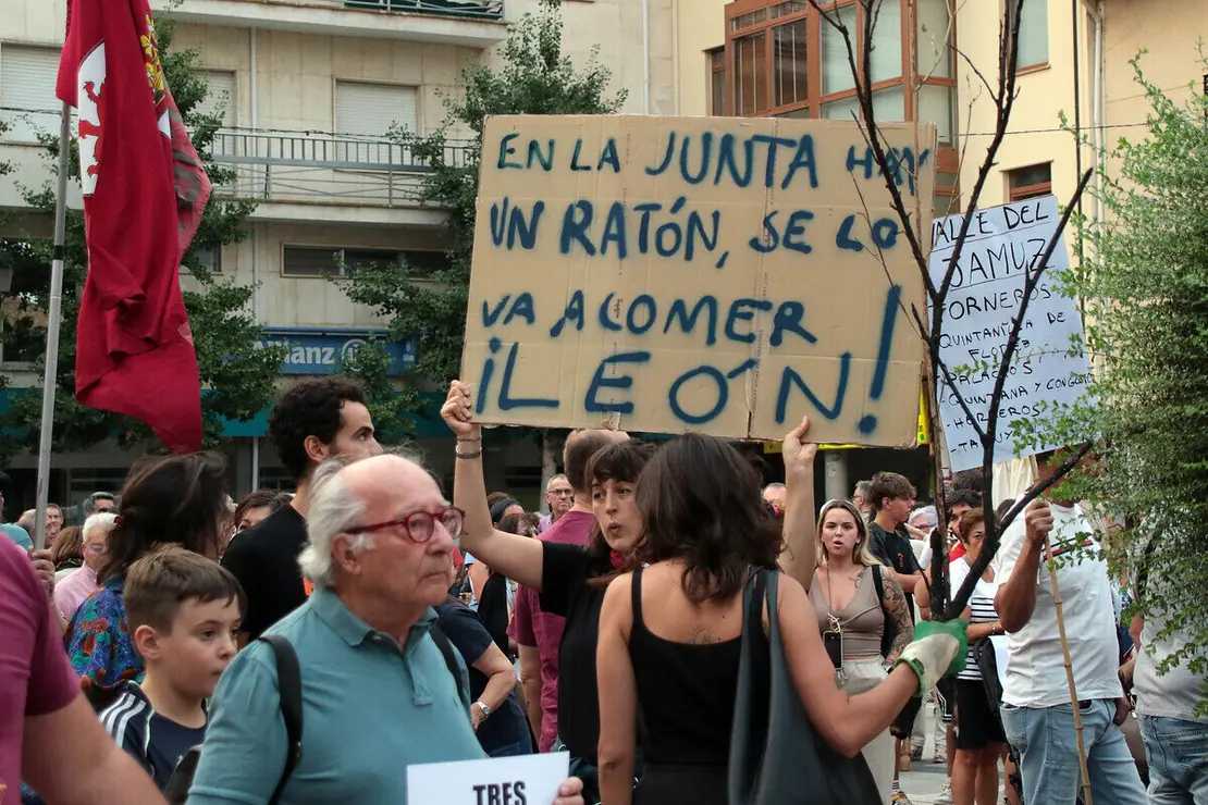 La Plaza Mayor de La Bañeza acoge una concentración ciudadana para reclamar el nivel 3 de emergencia por los incendios de la provincia