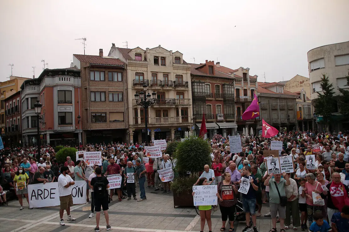 La Plaza Mayor de La Bañeza acoge una concentración ciudadana para reclamar el nivel 3 de emergencia por los incendios de la provincia
