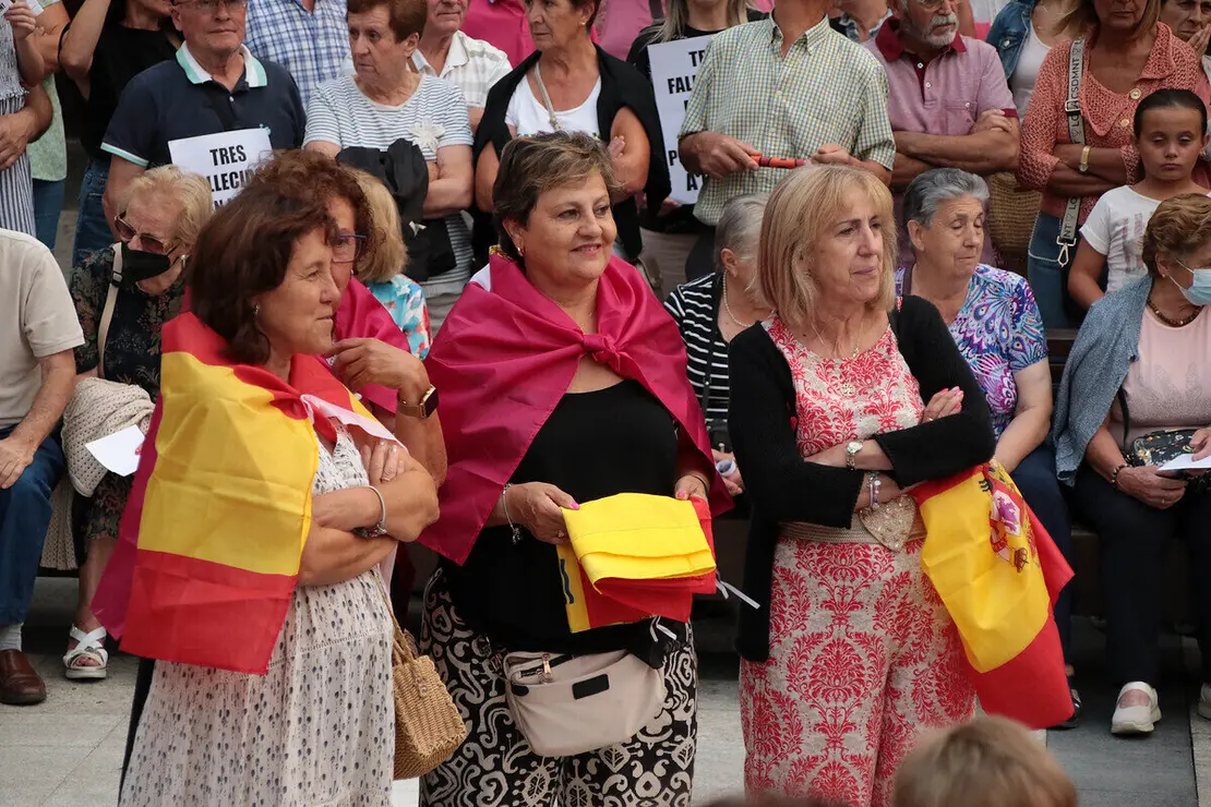 La Plaza Mayor de La Bañeza acoge una concentración ciudadana para reclamar el nivel 3 de emergencia por los incendios de la provincia