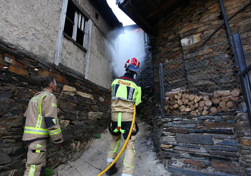 Bomberos del Ayuntamiento de Soria acuden a apagar rescoldos de casas incendiadas en el pueblo de Lusio (León)