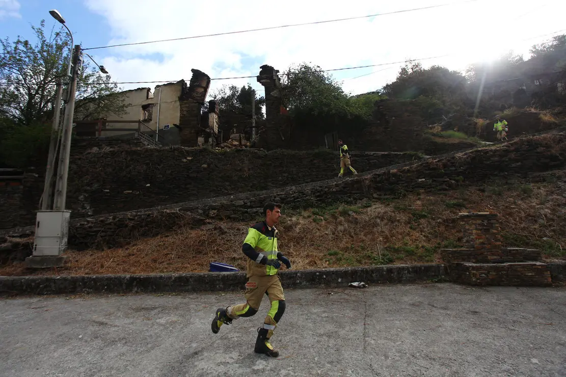 Bomberos del Ayuntamiento de Soria acuden a apagar rescoldos de casas incendiadas en el pueblo de Lusio (León)