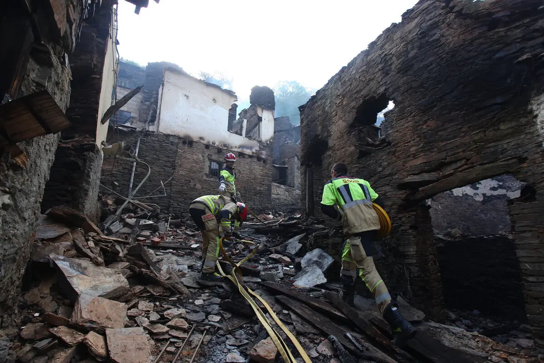 Bomberos del Ayuntamiento de Soria acuden a apagar rescoldos de casas incendiadas en el pueblo de Lusio (León)