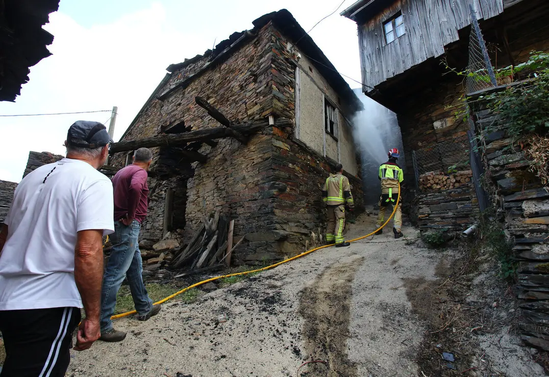 Bomberos del Ayuntamiento de Soria acuden a apagar rescoldos de casas incendiadas en el pueblo de Lusio (León)