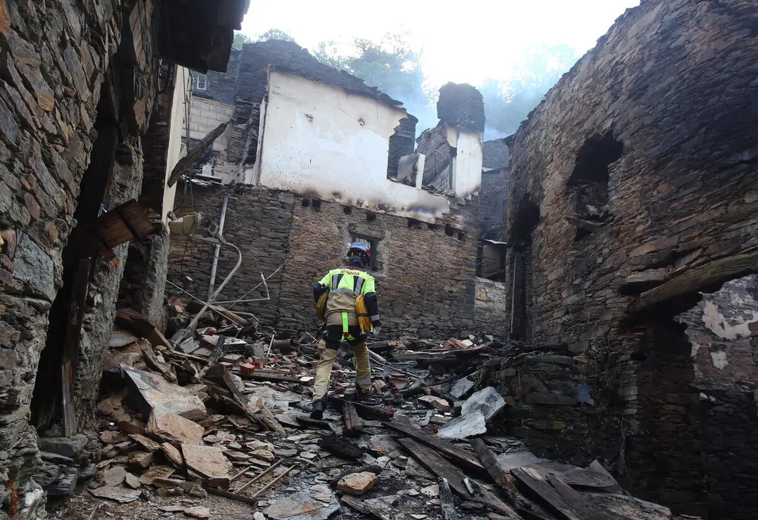 Bomberos del Ayuntamiento de Soria acuden a apagar rescoldos de casas incendiadas en el pueblo de Lusio (León)