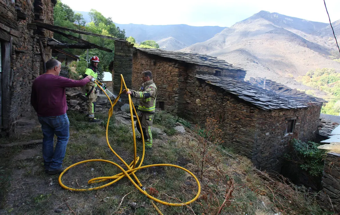 Bomberos del Ayuntamiento de Soria acuden a apagar rescoldos de casas incendiadas en el pueblo de Lusio. Foto: César Hornaja