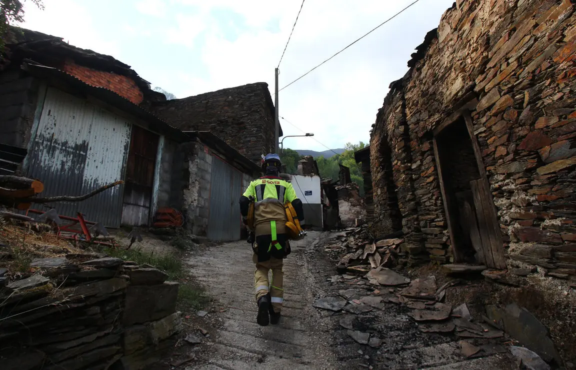 Bomberos del Ayuntamiento de Soria acuden a apagar rescoldos de casas incendiadas en el pueblo de Lusio (León)