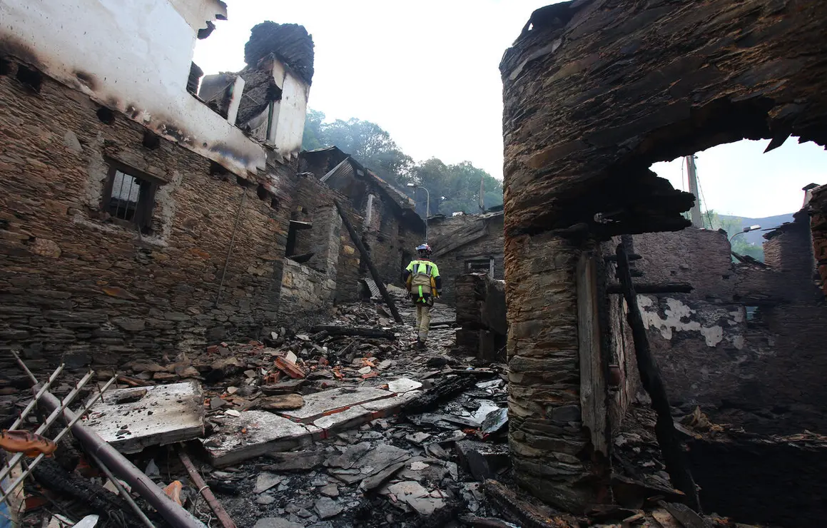 Bomberos del Ayuntamiento de Soria acuden a apagar rescoldos de casas incendiadas en el pueblo de Lusio (León)
