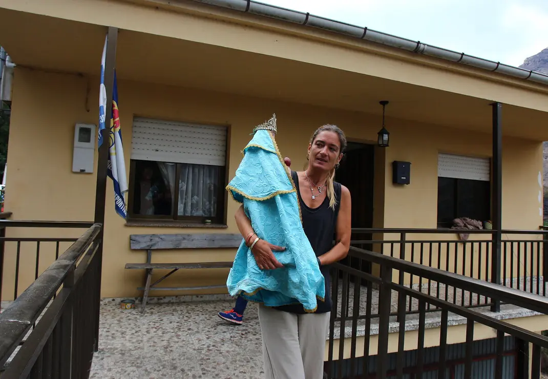 La Santa de Lusio (León), vuelve a la iglesia tras el incendio que ha arrasado el pueblo