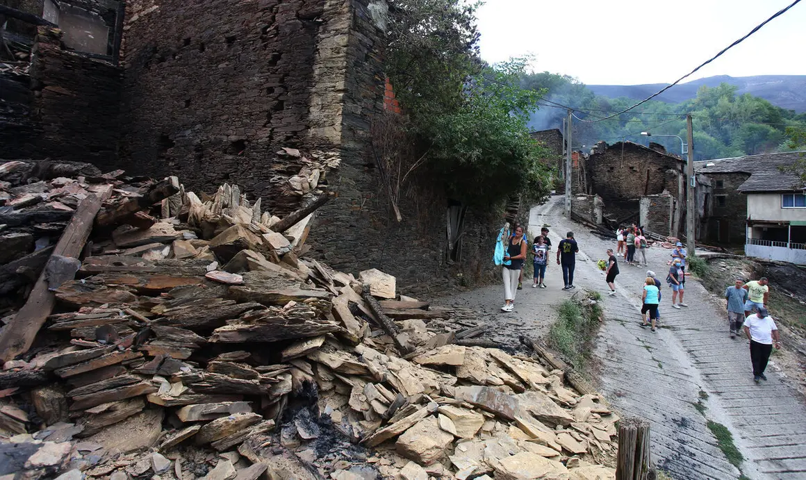 La Santa de Lusio (León), vuelve a la iglesia tras el incendio que ha arrasado el pueblo