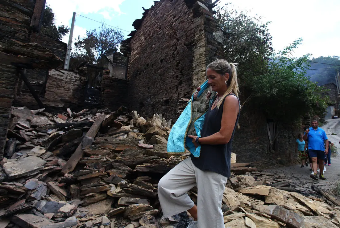 La Santa de Lusio (León), vuelve a la iglesia tras el incendio que ha arrasado el pueblo