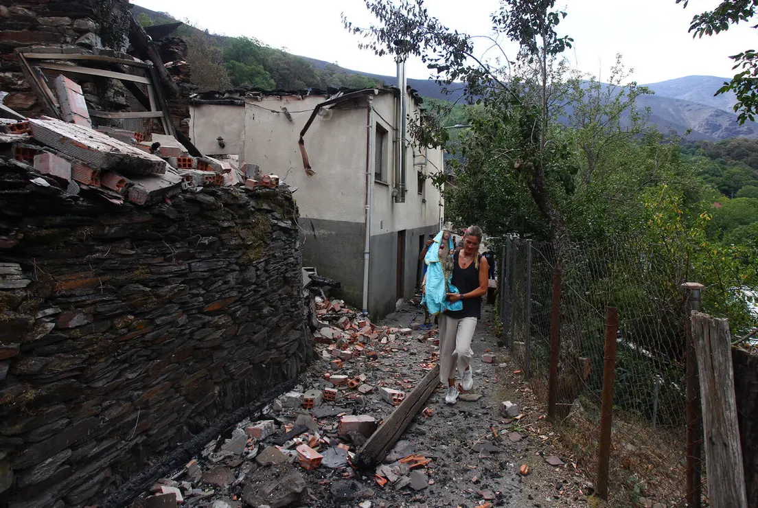 La Santa de Lusio (León), vuelve a la iglesia tras el incendio que ha arrasado el pueblo