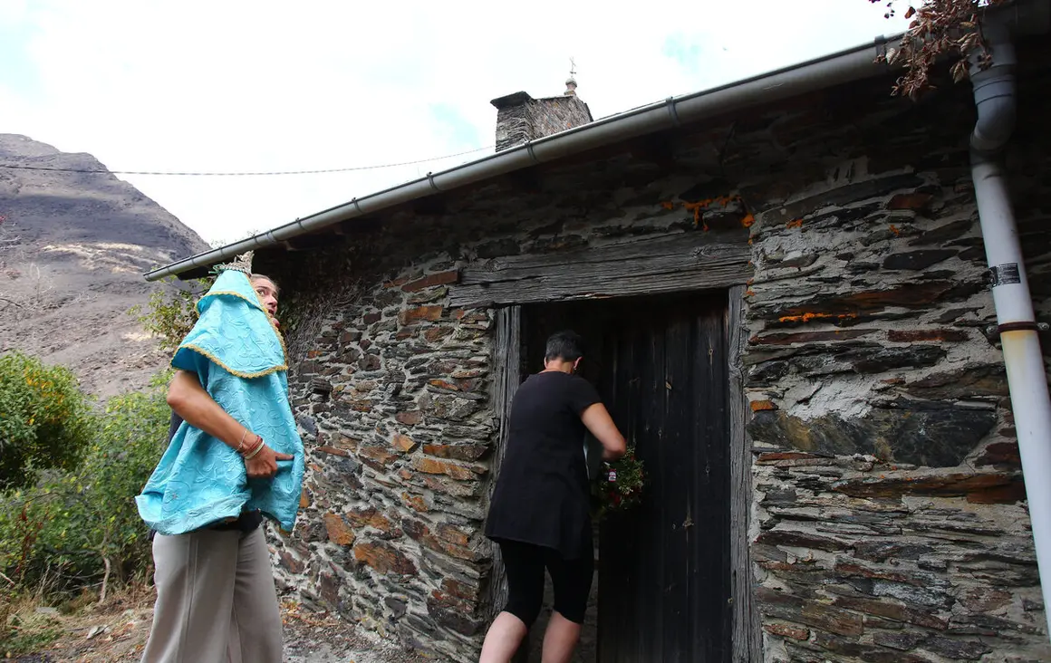 La Santa de Lusio (León), vuelve a la iglesia tras el incendio que ha arrasado el pueblo