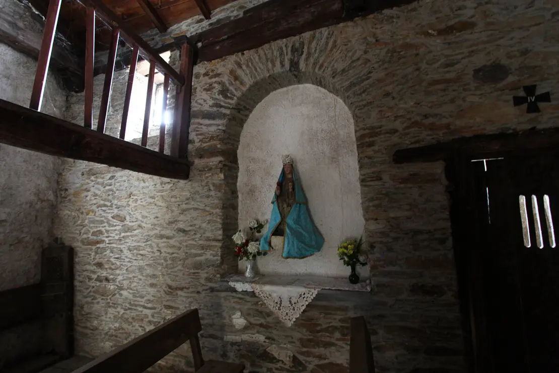 La Santa de Lusio (León), vuelve a la iglesia tras el incendio que ha arrasado el pueblo