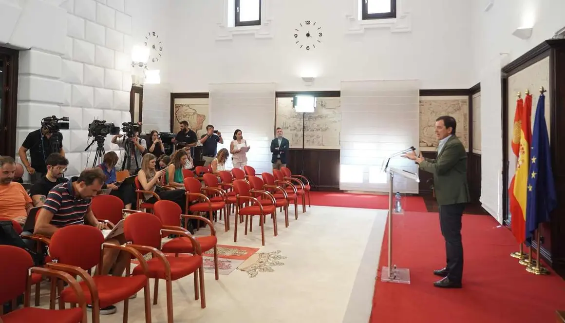 El presidente de la Junta de Castilla y León, Alfonso Fernández Mañueco, informa sobre las medidas de recuperación para las zonas afectadas por los incendios forestales aprobadas en Consejo de Gobierno extraordinario.