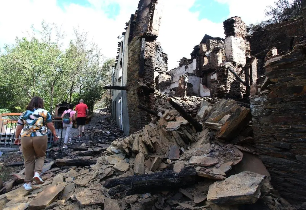 Casas destrozadas por el paso de las llamas en el incendio de Oencia. Foto: César Hornaja
