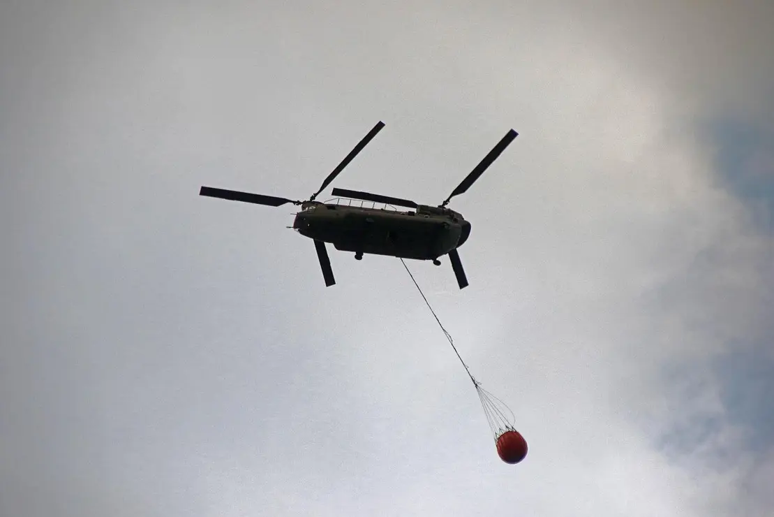 El fuego de Tierras de la Reina avanza hacia Picos y complica la extinción. Los equipos de emergencias logran acotar el avance en Boca de Huérgano y Los Espejos, aunque el incendio sigue activo y bajo vigilancia constante. Fotos: Peio García