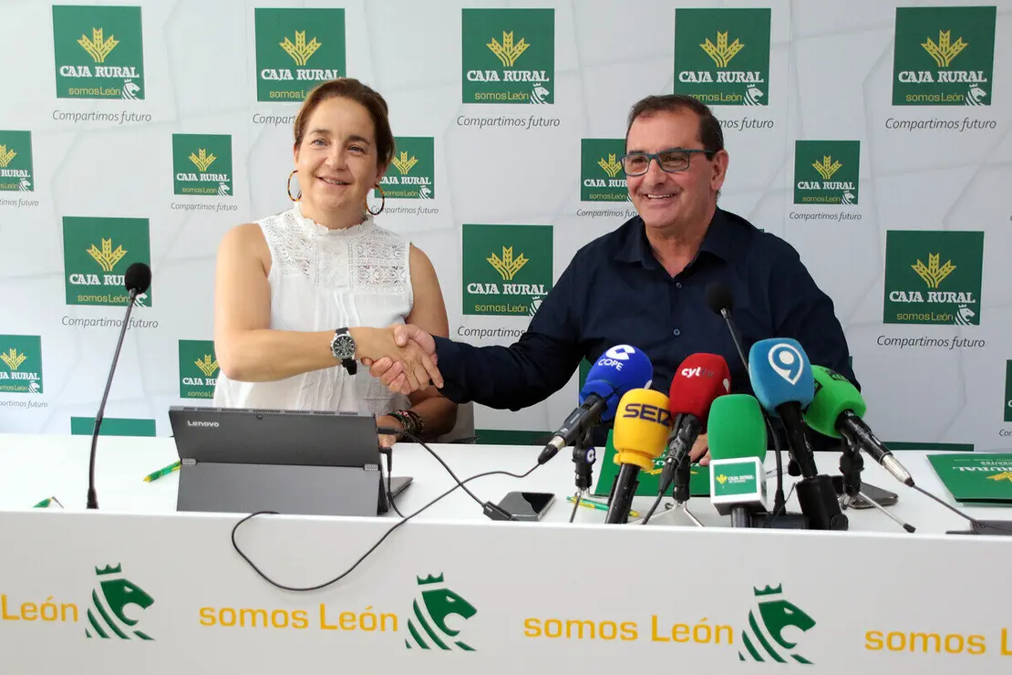 La consejera ejecutiva cultural y deportiva de la Cultural Leonesa, Natichu Alvarado, con el director de Comunicación y Relaciones Institucionales, Narciso Prieto, en la presentación de patrocinio de Caja Rural a la Cultural