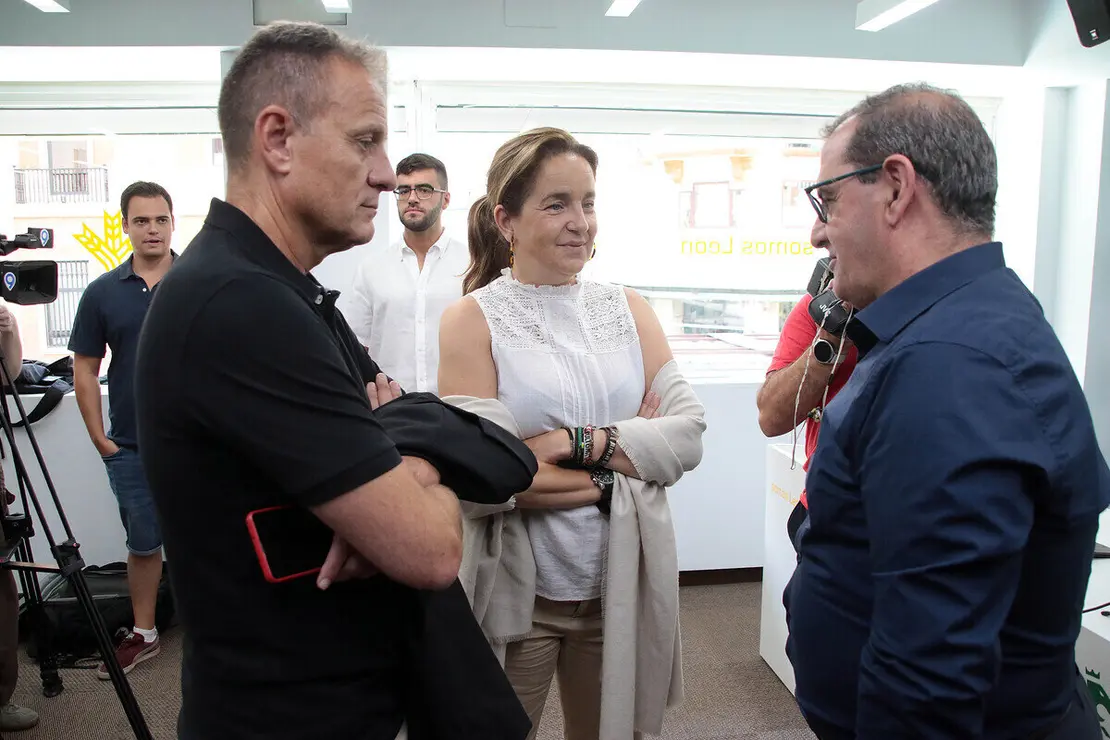 La consejera ejecutiva cultural y deportiva de la Cultural Leonesa, Natichu Alvarado, con el director de Comunicación y Relaciones Institucionales, Narciso Prieto, en la presentación de patrocinio de Caja Rural a la Cultural