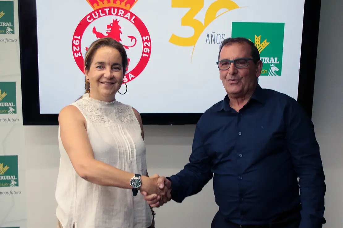 La consejera ejecutiva cultural y deportiva de la Cultural Leonesa, Natichu Alvarado, con el director de Comunicación y Relaciones Institucionales, Narciso Prieto, en la presentación de patrocinio de Caja Rural a la Cultural